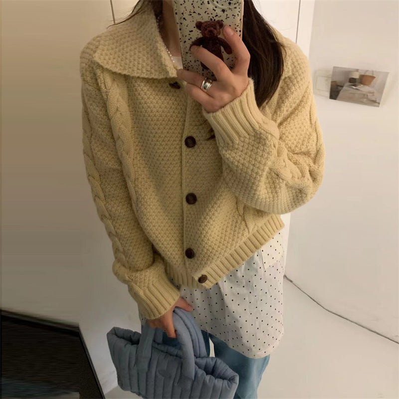 Damen Grobstrickjacke mit kontrastierenden Knöpfen und strukturiertem Design EB