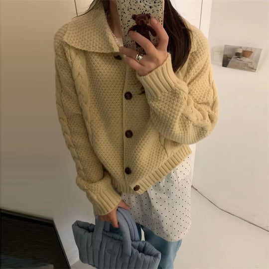 Damen Grobstrickjacke mit kontrastierenden Knöpfen und strukturiertem Design EB