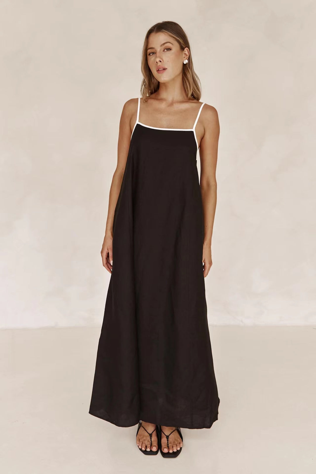Damen Sommerliches Maxikleid mit schmalen Spaghettiträgern und fließendem Schnitt EB