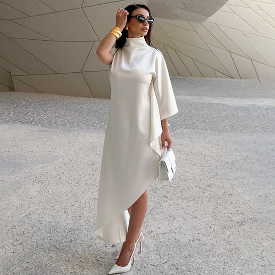 Damen Elegantes asymmetrisches Kleid mit hohem Kragen und seitlichem Schwung EB