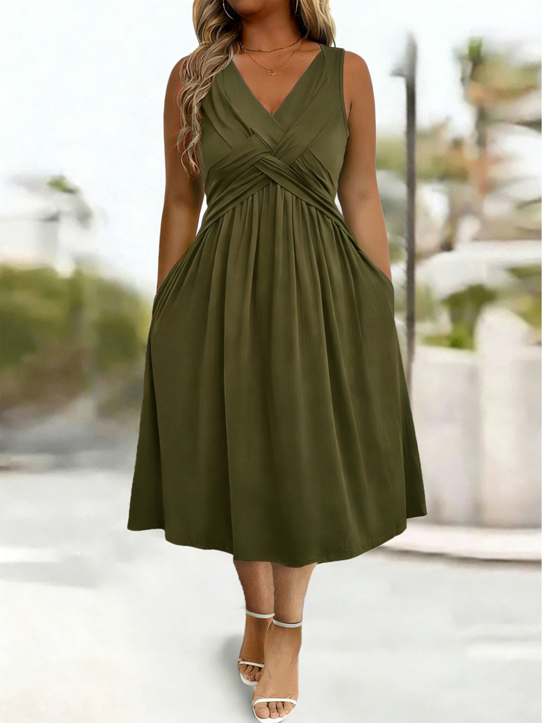 Damen Sommerkleid mit tiefem V-Ausschnitt und Seitentaschen EB