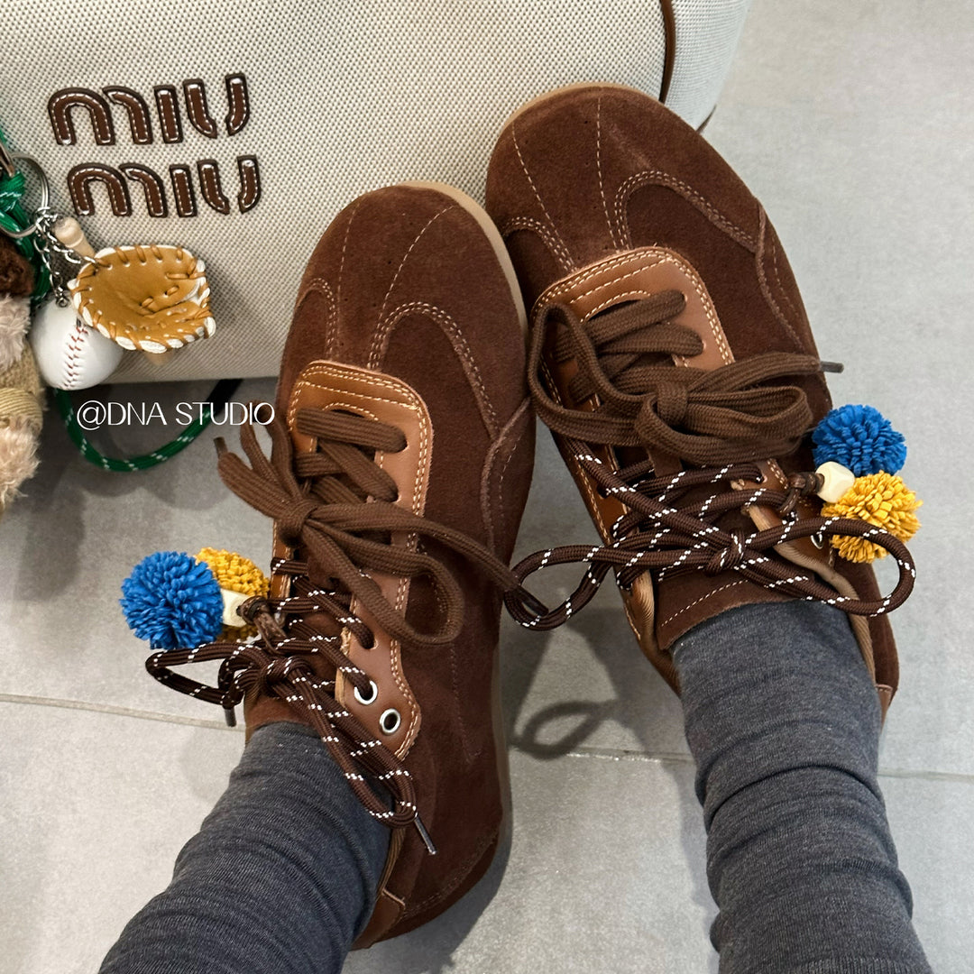 Damen Sportliche Sneaker mit dekorativen Pompons und flexiblem Schnürsystem EB
