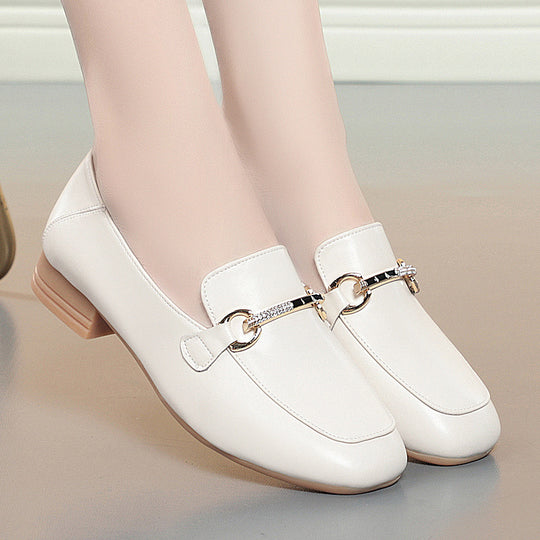 Damen Elegante Mokassins aus hochwertigem Kunstleder mit glänzendem Schmuckdetail EB