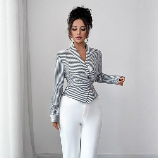 Damen nan taillierte Wickelbluse mit Reverskragen und dekorativer Metallschließe EB