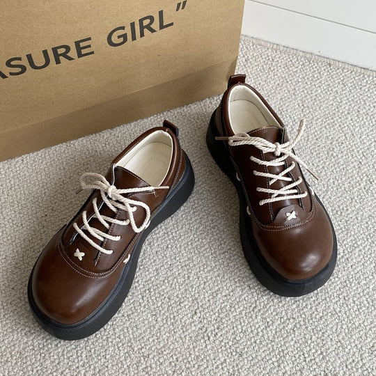 Damen modische Plateau-Sneaker mit glänzender Oberfläche und dekorativen Schnürdetails EB