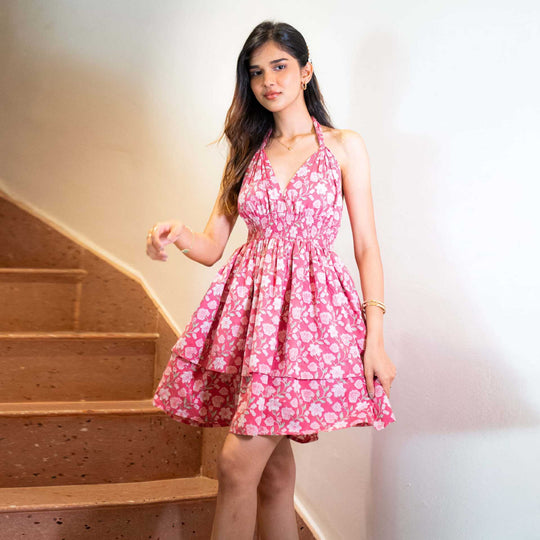 Damen Freizeitkleid mit tiefem V-Ausschnitt und voluminösem Rock EB