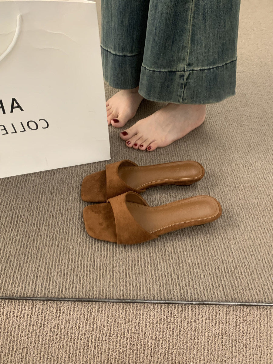 Damen Komfortable Slipper mit breitem Riemen und leichtem Absatz EB