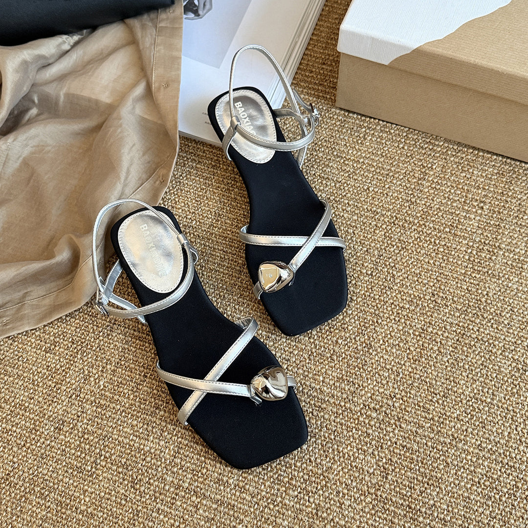 Damen Elegante Sandalen mit verstellbaren Riemen und glänzenden Akzenten EB