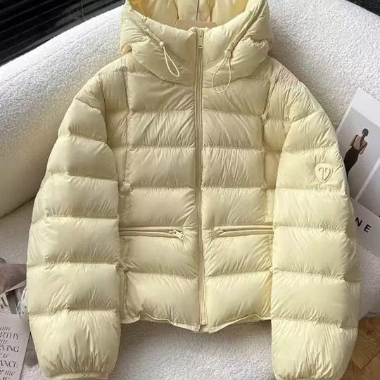 Damen nan kurz geschnittene Thermo-Steppjacke mit Kapuze, Reißverschlusstaschen und elastischen Bündchen EB