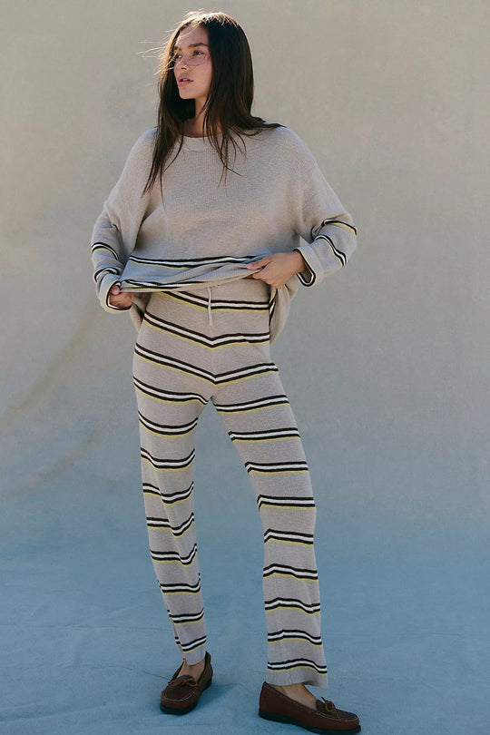 Damen gestreiftes Strick-Lounge-Set mit weichem Oversize-Pullover und weitem High-Waist-Hose Eichborn Berlin