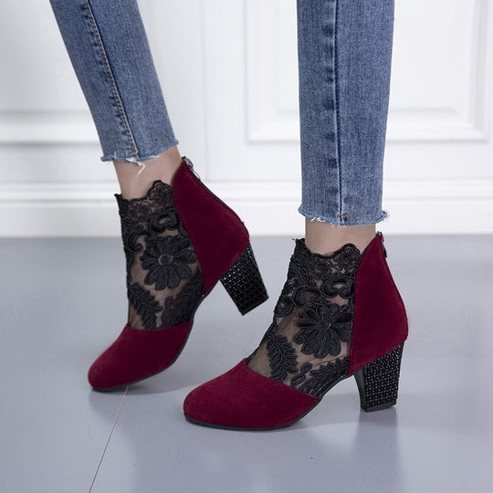 Damen Stiefelette mit transparentem Blumen-Spitzeinsatz und dekorativem Blockabsatz EB