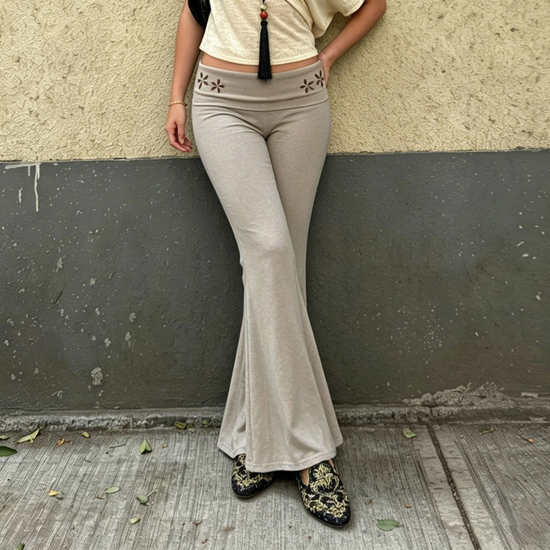 Damen nan Yogahose Flared mit Umschlagbund, komfortable Bootcut-Passform und Laser-Cut Blütendetail EB