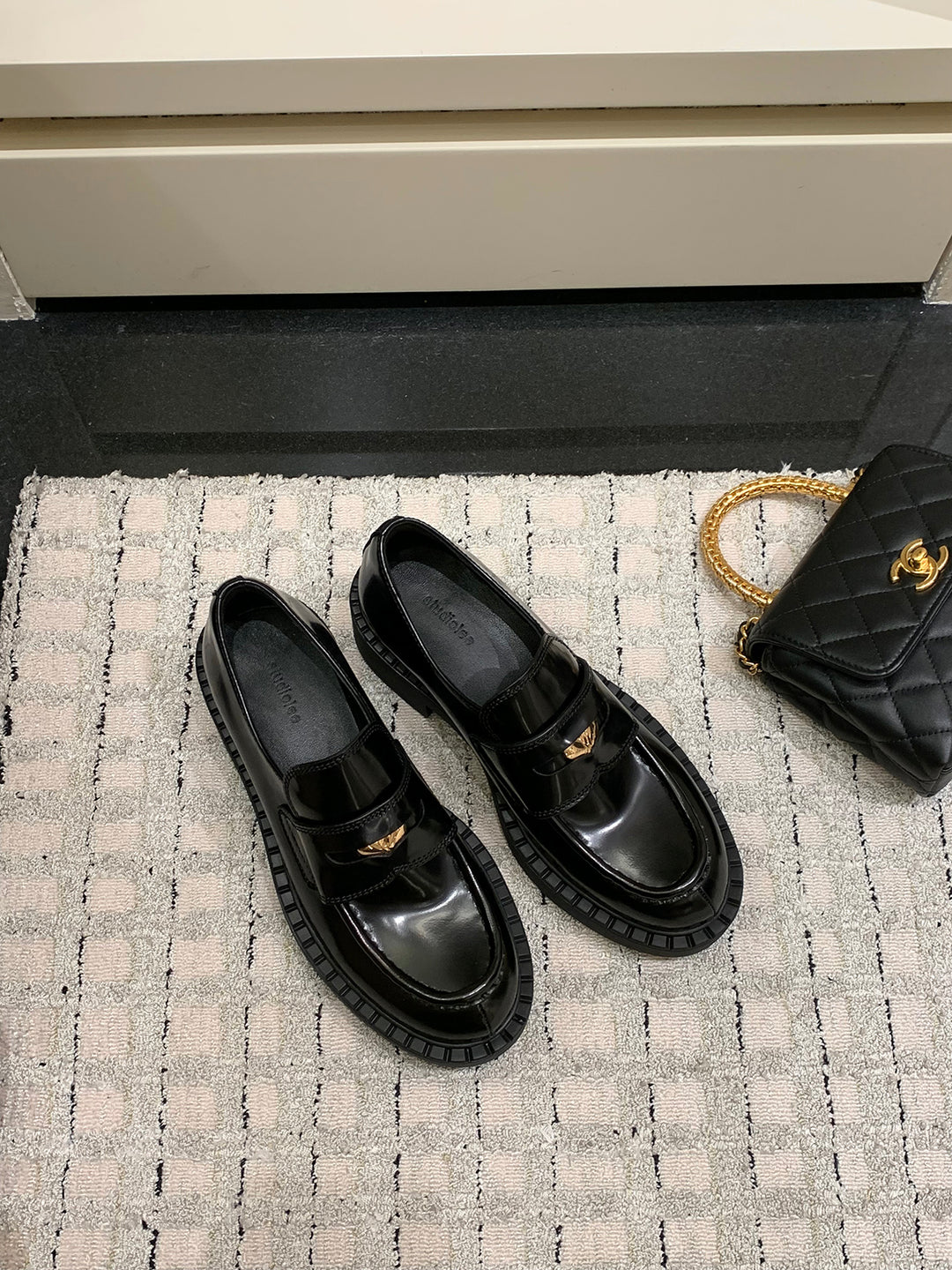 Damen elegante Loafers aus hochwertigem Lackleder mit modischen Riemen EB