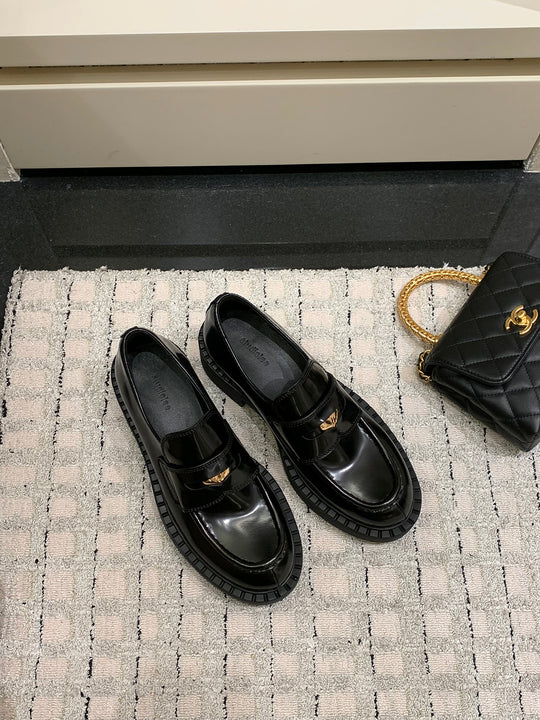 Damen elegante Loafers aus hochwertigem Lackleder mit modischen Riemen EB