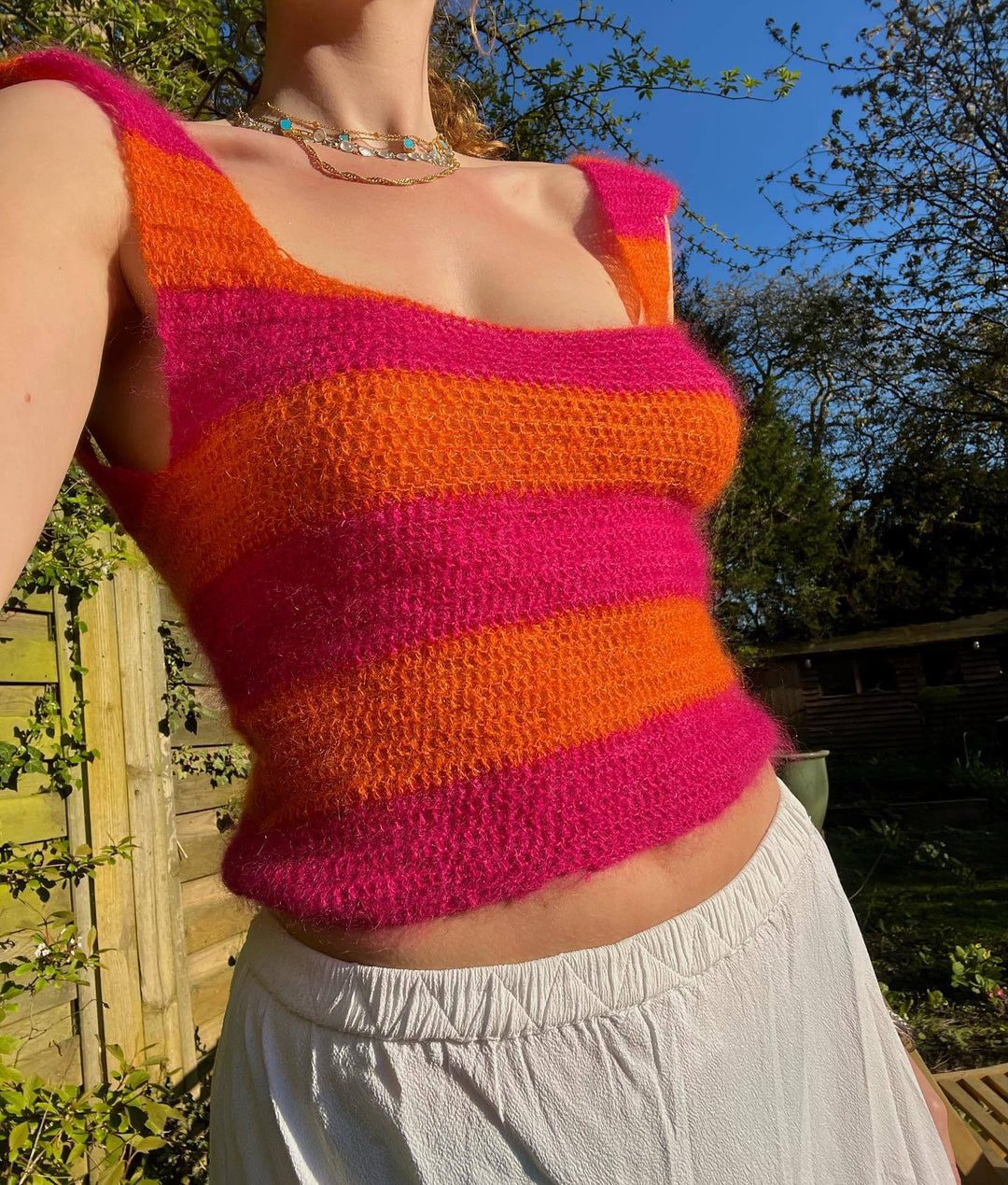 Damen gestricktes Crop-Top mit buntem Streifenmuster und weitem Rundhalsausschnitt EB