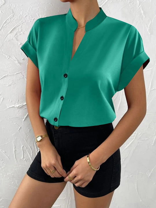 Damen Elegante Kurzarmbluse mit Stehkragen und subtilen Knopfdetails EB