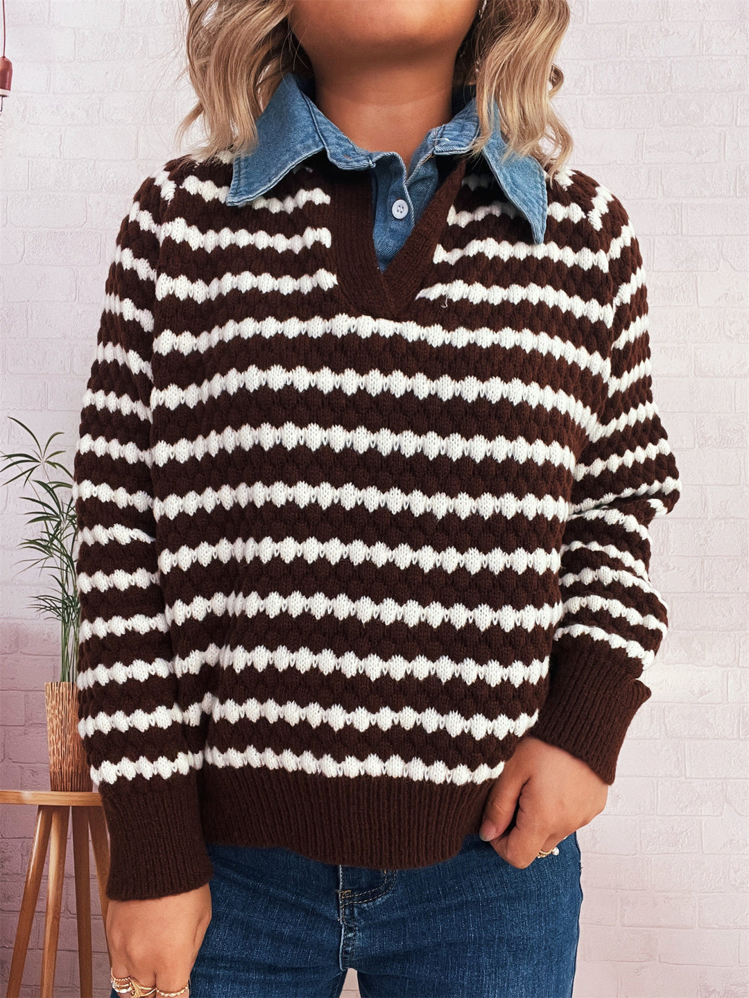 Damen Strickpullover mit tiefem V-Ausschnitt und markantem Streifenmuster EB