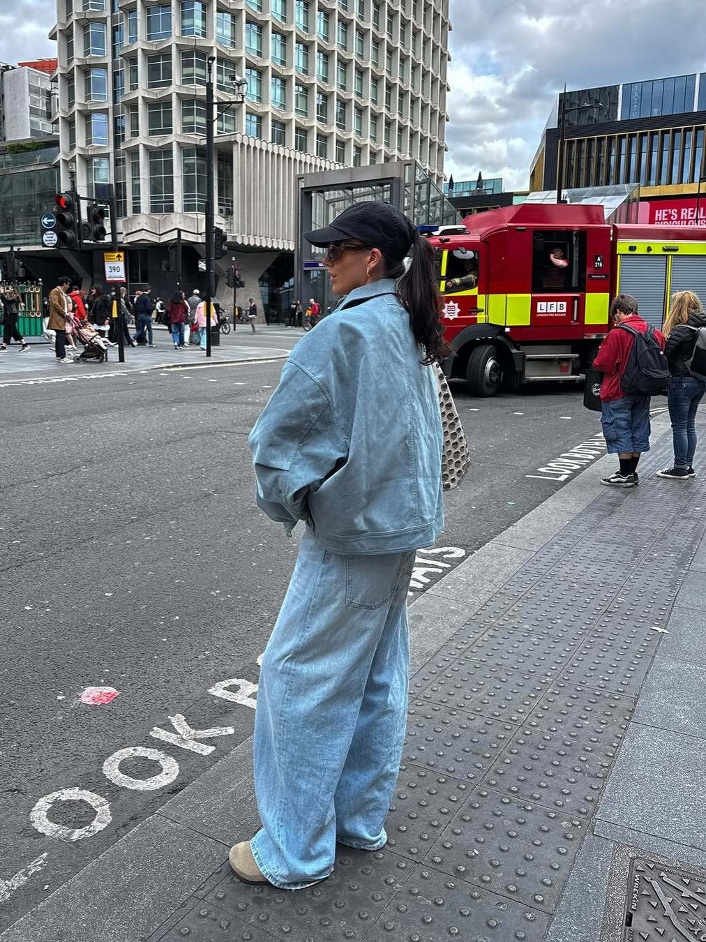 Damen Kurze Bomberjacke aus weichem Material mit einem lässigen Schnitt EB