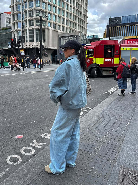 Damen Kurze Bomberjacke aus weichem Material mit einem lässigen Schnitt EB