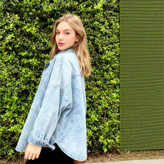Damen nan oversized Jeanshemd mit aufgesetzten Brusttaschen, leichter Baumwoll-Denim und abgerundetem Saum EB