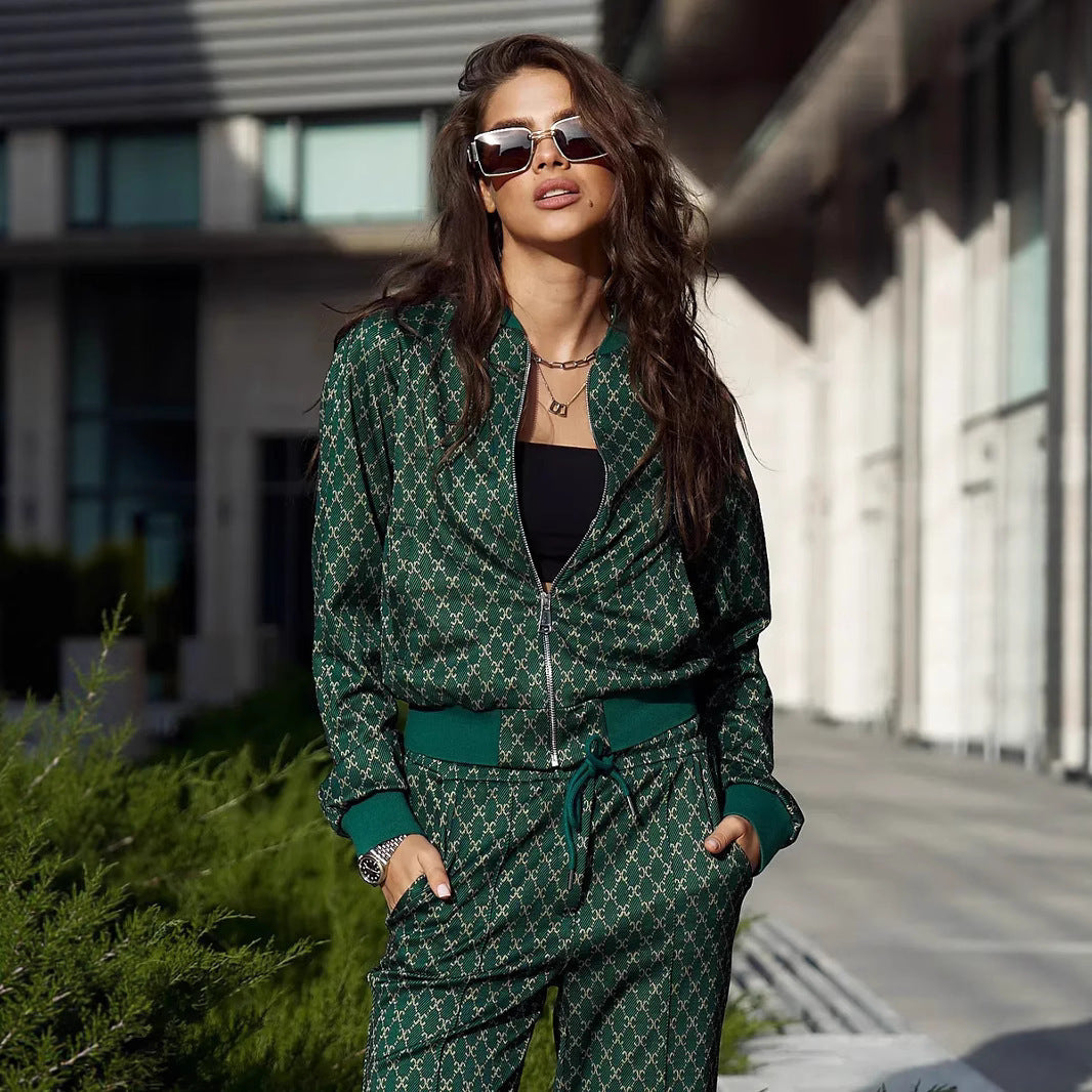 Damen jacquard Lounge-Set mit kurzer Bomberjacke und hochgeschnittener Kordelzug-Hose Eichborn Berlin