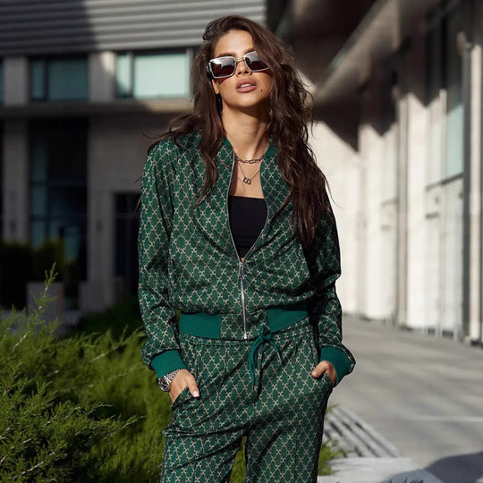 Damen jacquard Lounge-Set mit kurzer Bomberjacke und hochgeschnittener Kordelzug-Hose Eichborn Berlin