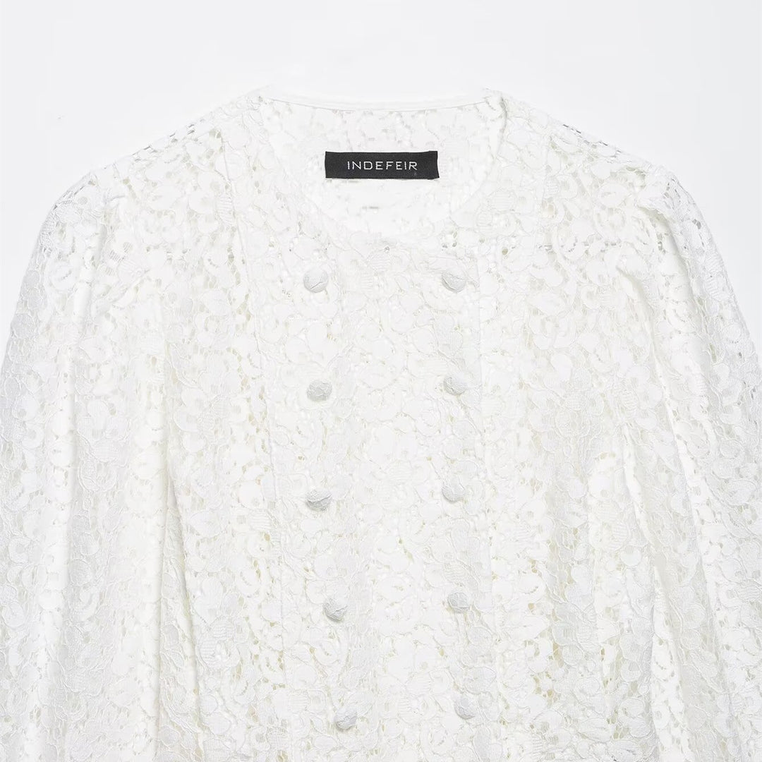 Damen Spitzenbluse mit dekorativen Knöpfen und eleganter Passform EB
