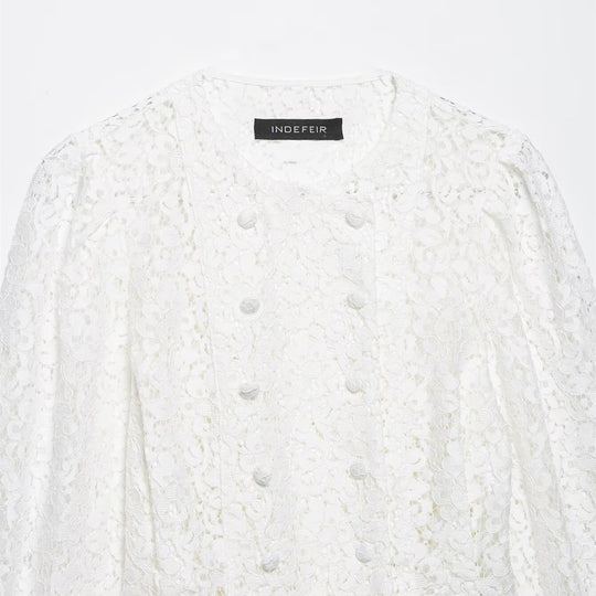 Damen Spitzenbluse mit dekorativen Knöpfen und eleganter Passform EB
