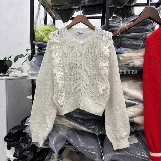 Damen Strickjacke mit filigranen Häkelakzenten und Knopfleiste EB