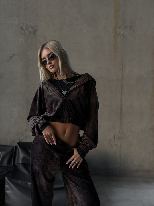 Damen cropped Samt-Zipjacke mit Kapuze und elastischer High-Waist Loungehose EB