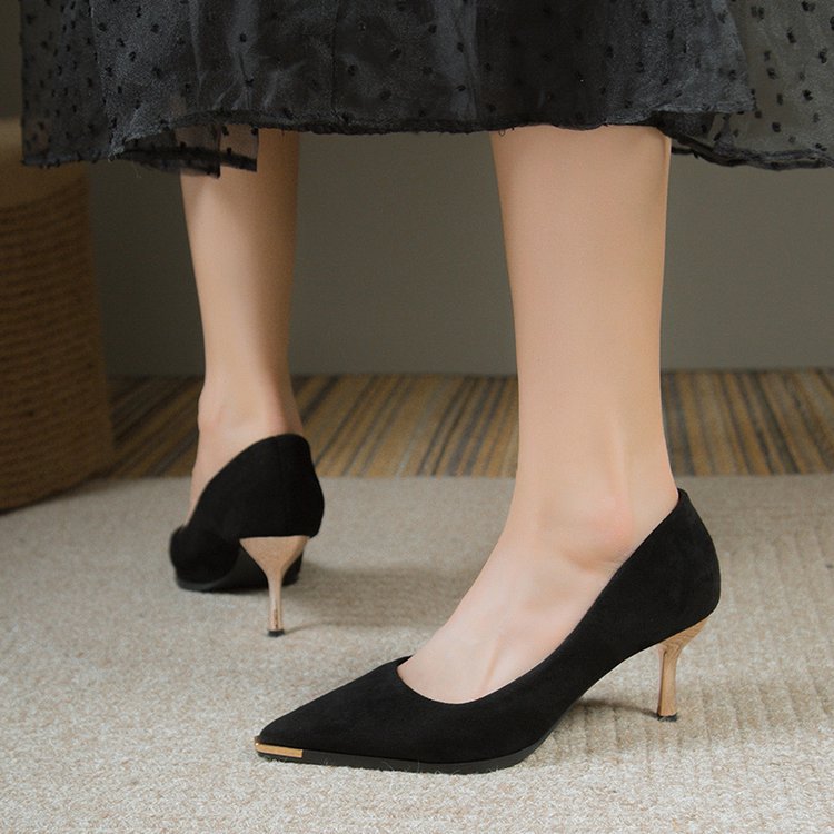 Damen elegante Absatzschuhe mit goldenen Details und spitzem Design EB