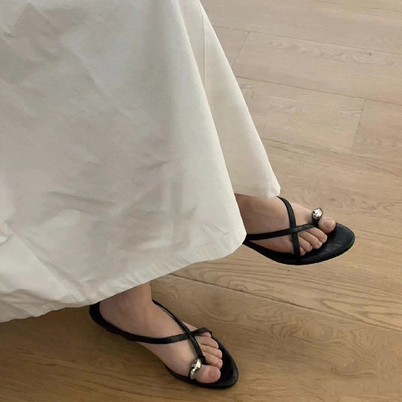 Damen Zehentrenner-Sandalen mit elegantem Riemendesign und modischem Schmuckdetail EB