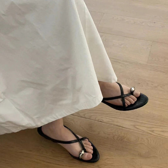 Damen Zehentrenner-Sandalen mit elegantem Riemendesign und modischem Schmuckdetail EB