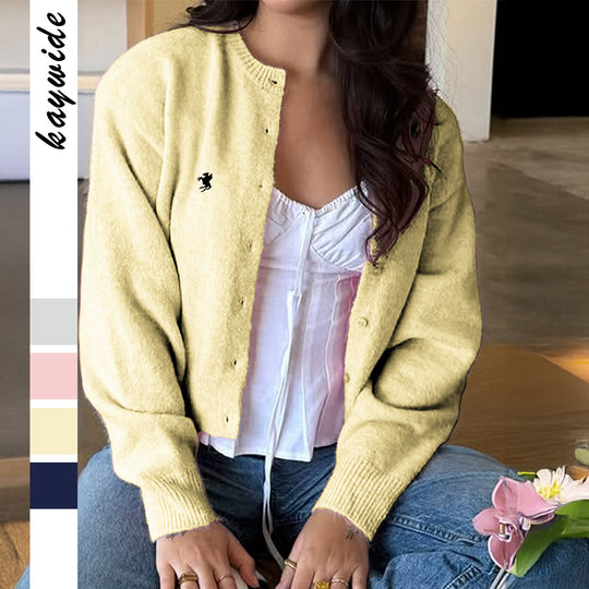Damen nan kurze Feinstrick‑Strickjacke mit Perlmuttknöpfen, Rundhalsausschnitt und zierlichem Pferde‑Stick EB