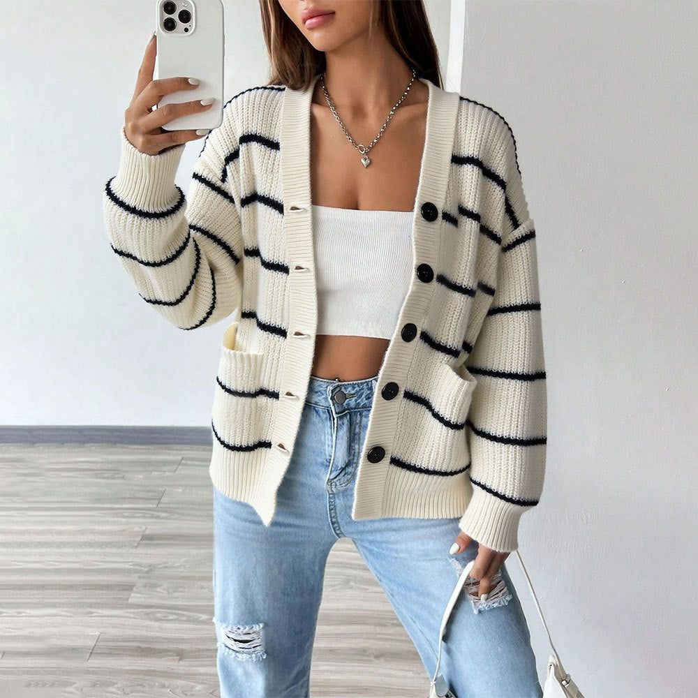 Damen oversized Strickcardigan mit Rippenkante, aufgesetzten Taschen und Knopfverschluss Eichborn Berlin