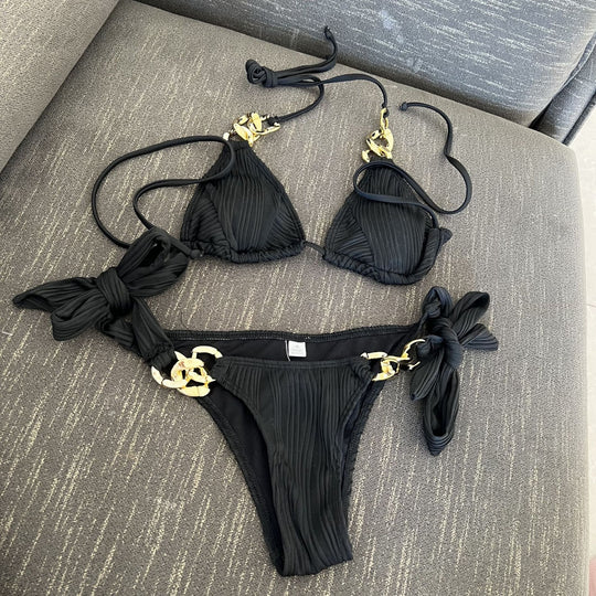 Damen Triangel-Bikini mit plissierten Details und goldenen Akzenten EB