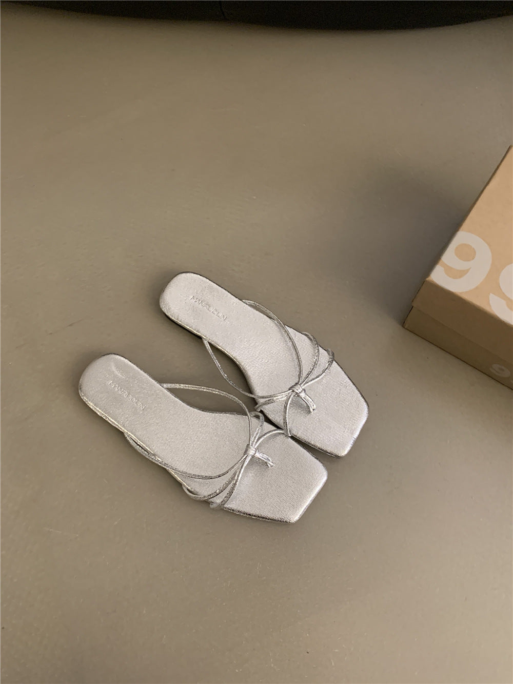 Damen Stylische Riemchen-Sandalen mit quadratischer Zehenpartie und feinem Bindedesign EB