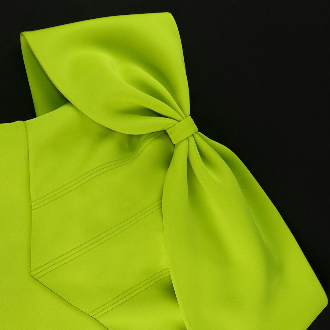 Damen elegantes Minikleid mit asymmetrischem Schnitt und voluminösem Überwurf EB