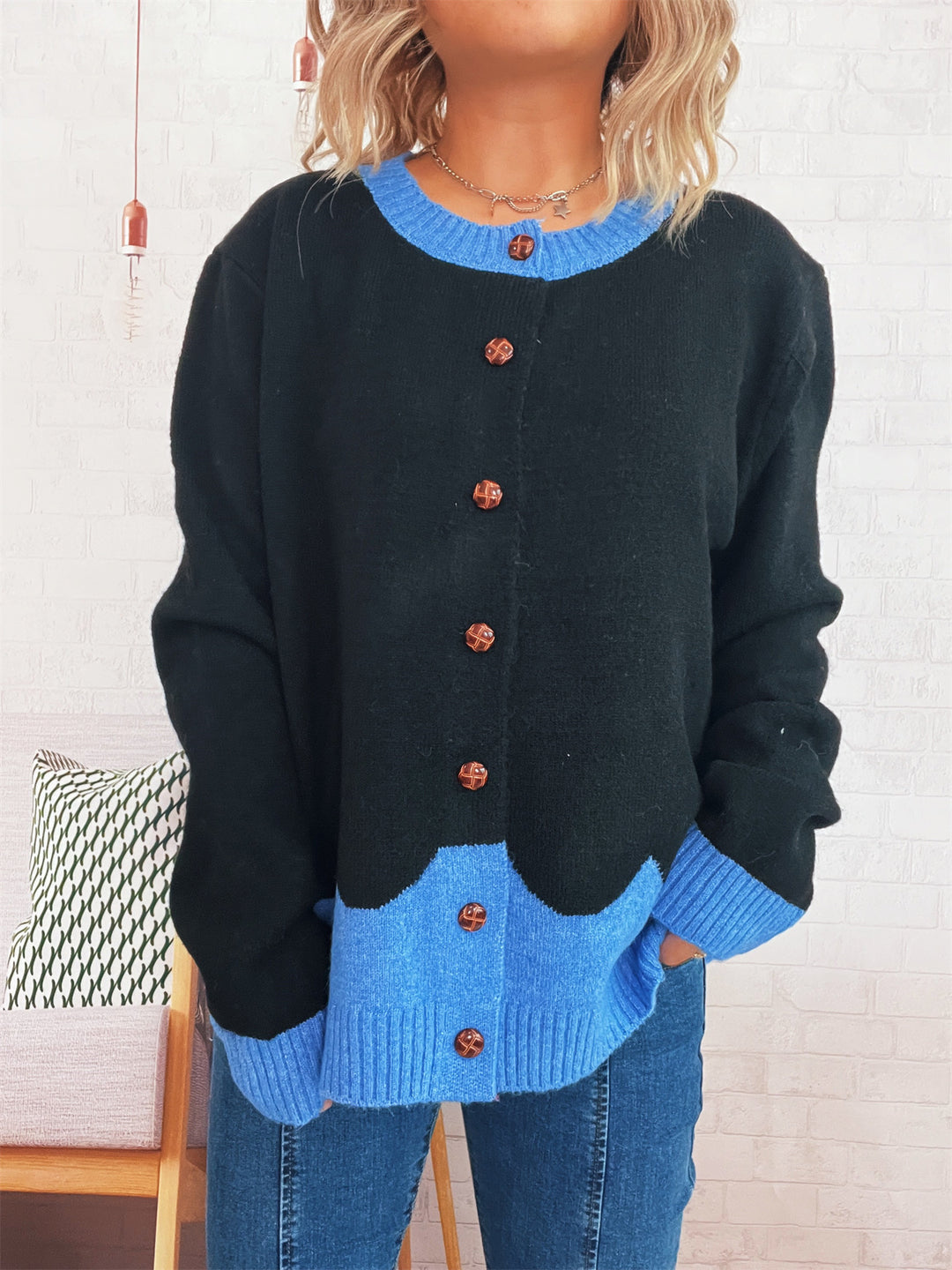 Damen lässige Strickjacke mit buntem Kontrast und eleganten Knopfdetails EB