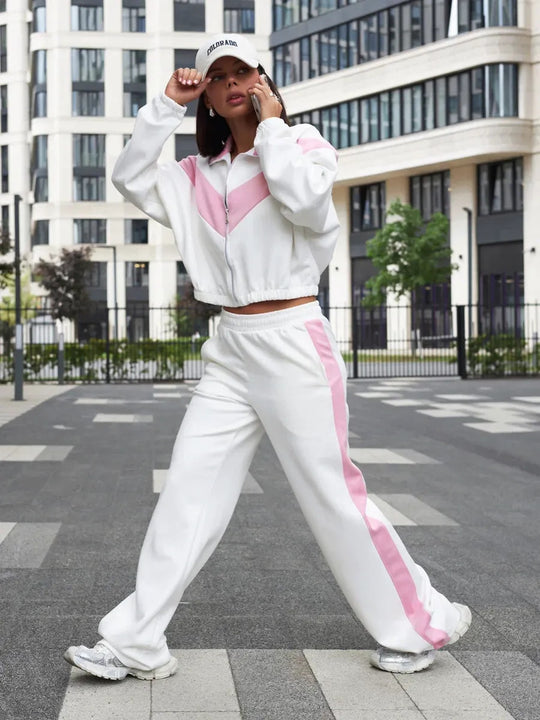 Damen cropped Zipjacke und weite Trackpants mit kontrastierendem Seitenstreifen Eichborn Berlin