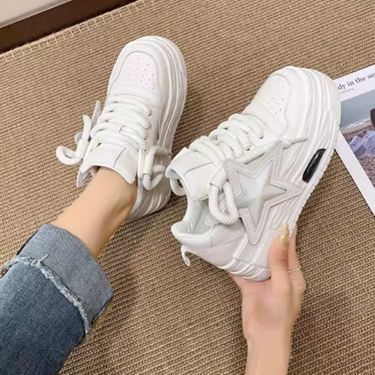 Damen modische Sneakers mit auffälliger Sternenapplikation und komfortabler Dämpfung EB
