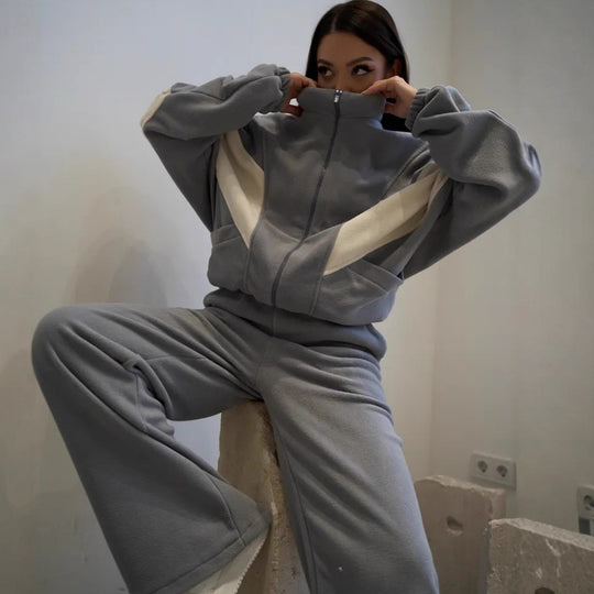 Damen oversized Reißverschluss-Fleecejacke mit Paneel-Details und weiter High-Waist-Loungehose Eichborn Berlin