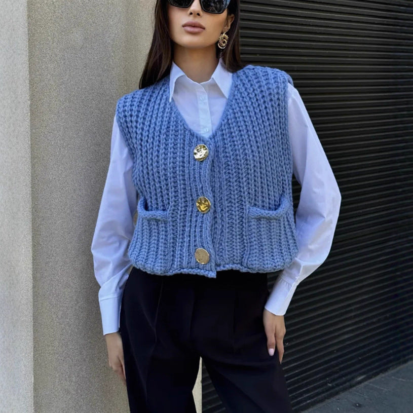 Damen Grobgestrickte Cropped Weste mit V-Ausschnitt und goldenen Zierknöpfen EB