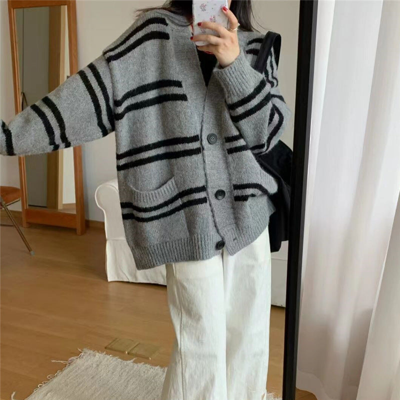 Damen Grobstrick Cardigan mit breitem Aufschlag und dekorativen Knopfdetails EB