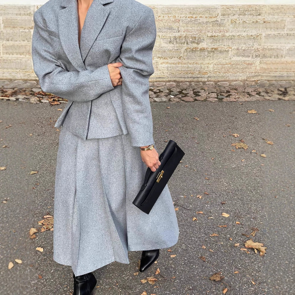 Damen elegantes und modernes Anzugset mit tailliertem Blazer und schwingendem Rock EB