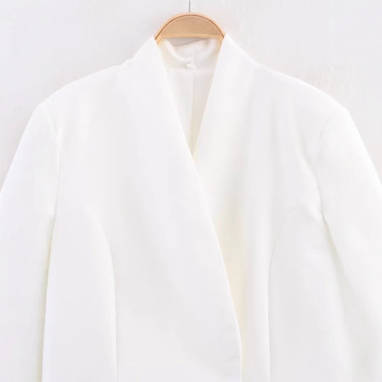 Damen Elegante Blazerjacke mit asymmetrischem Schnitt und modernen Details EB