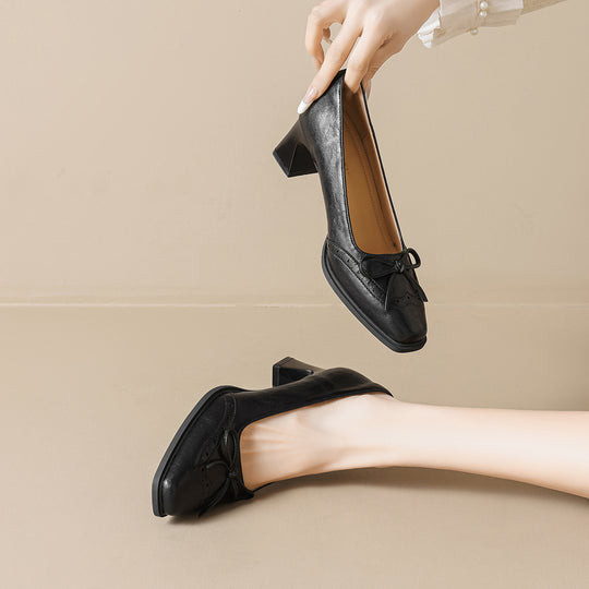 Damen elegante Pumps mit modischer Schleife und klassischer Perforation EB