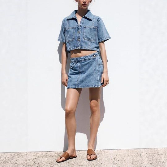 Damen Denim-Crop-Jacke mit praktischen Taschen und modernem Design EB