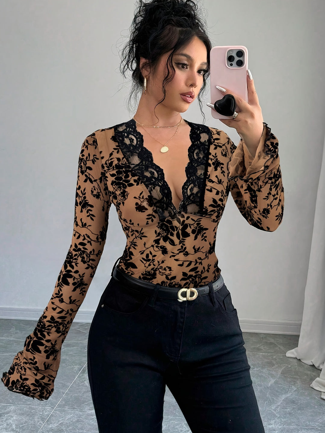 Damen Elegantes Spitzenoberteil mit tiefem V-Ausschnitt und Rüschendetails EB