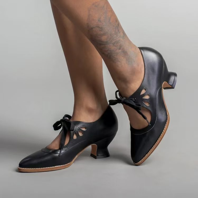 Damen  Vintage-inspirierte Mary-Jane Pumps mit geschwungenem Mittelhochabsatz und Zierlochung EB